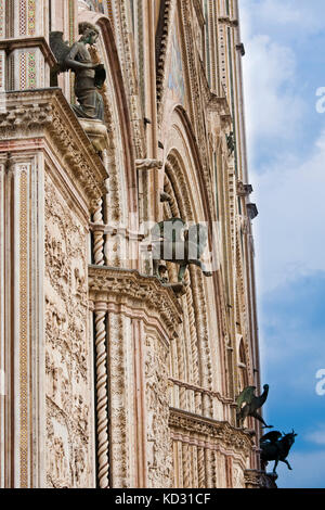 Gargoyle sur façade, la cathédrale d'Orvieto, Orvieto, Italie Banque D'Images