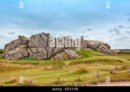 Maison entre les rochers à menez-Ham, Finistère, Bretagne Banque D'Images