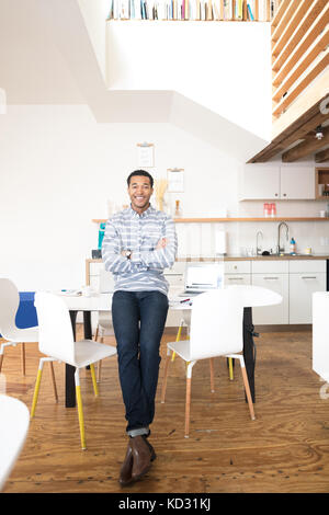 Portrait of young businessman in office cool cuisine Banque D'Images