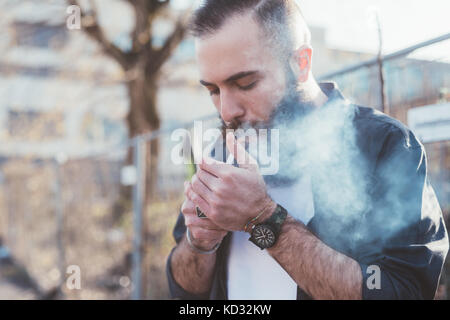 Bearded man smoking a cigarette Banque D'Images