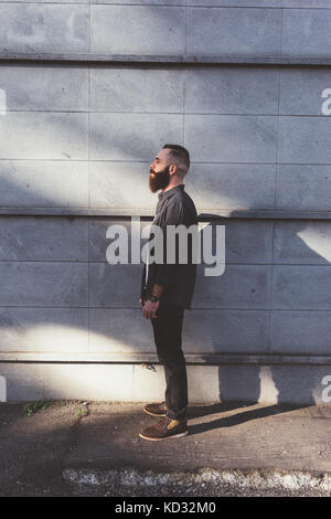 Vue latérale pleine longueur portrait d'homme barbu Banque D'Images