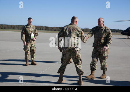 Le lieutenant général de l'armée américaine Timothy Kadavy, directeur de la Garde nationale de l'armée, rencontre le lieutenant-colonel de l'armée américaine Marion Collins du 263e Commandement de la défense aérienne et antimissiles de l'armée à son arrivée à l'aéroport d'Anderson, en Caroline du Sud, le 10 novembre 2015. Kadavy a reçu de multiples séances d'information sur les programmes et les initiatives de la Garde nationale de l'Armée de terre du Canada qui favorisent la préparation aux opérations nationales et internationales. (ÉTATS-UNIS Photo de la Garde nationale de l'armée par le capitaine Brian Hare/ libéré) Banque D'Images