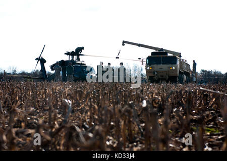 Des soldats américains de la garde nationale d'armée l.c. (travail à préparer un UH-60 Black Hawk à 2, détachement de la société f, 1-171st soutien général aviation battalion, L.C. (garde nationale, armée pour sling-mouvement de charge à la base de la garde nationale mixte guess, eastover, L.C. (déc. 7, 2014. Le Black Hawk a fait un atterrissage d'urgence dans un champ ouvert déc. 3, 2014 en raison d'une défaillance d'une pale du rotor principal en Colombie-Britannique, L.C. le Black Hawk a été publié par le conseil d'examen des accidents pour la récupération et le transport de charge sous élingue via a l.c. Army National Guard hélicoptère CH-47 Chinook de détachement 1, b-company, Banque D'Images