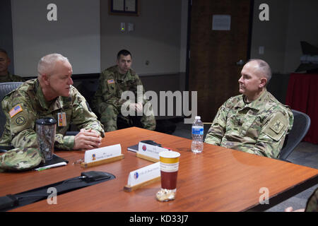 Le lieutenant général de l'armée américaine Timothy Kadavy, directeur de la Garde nationale de l'armée, s'entretient avec le Brig de l'armée américaine. Le général Timothy Sheriff, commandant général adjoint du 263e Commandement de la défense aérienne et antimissile de l'Armée de terre, au 263e quartier général de l'AAMDC à Anderson, L.C., 10 novembre 2015. Kadavy a reçu de multiples séances d'information sur les programmes et les initiatives de la Garde nationale de l'Armée de terre du Canada qui favorisent la préparation aux opérations nationales et internationales. (ÉTATS-UNIS Photo de la Garde nationale de l'armée par le capitaine Brian Hare/ libéré) Banque D'Images