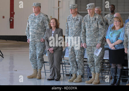 S.c. Army National Guard soldat brig. gen. van. mccarty, adjudant général adjoint, en compagnie de l'adjudant-chef Kent 5 puffenbarger, le commandement en chef de l'état et de la commande, le sergent maj. robert brickley, sergent-major de commandement de l'état, pour observer la cérémonie de passation de commandement à l'Army Aviation Flight Facility à mcentire joint national guard base, eastover, L.C. (au cours de l'attaque st 1-151bataillon de reconnaissance, L.C. (Army National Guard cérémonie de passation de commandement tenue feb. 8. 2015, lorsque lt. col. james r. Fidler, le commandant sortant, a adopté les couleurs de maj. (P), john w. mcelveen dans l Banque D'Images