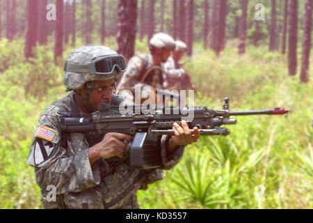 Des soldats américains de la 1-118ème bataillon d'infanterie, la garde nationale de Caroline du Sud, l'attaque d'un avant-poste de l'ennemi le 19 juin 2015, au cours de leur entraînement annuel fort stewart,Géorgie. Le bataillon a passé près de deux semaines en train de s'entraîner dans une variété d'événements au niveau de l'équipe et de l'entreprise dans le cadre de leur formation annuelle. Cette formation les aide à se préparer pour les situations de paix et lorsqu'ils sont appelés à protéger la nation. (U.s. Army National Guard. photo par le sgt Brad M. mincey/libérés) Banque D'Images