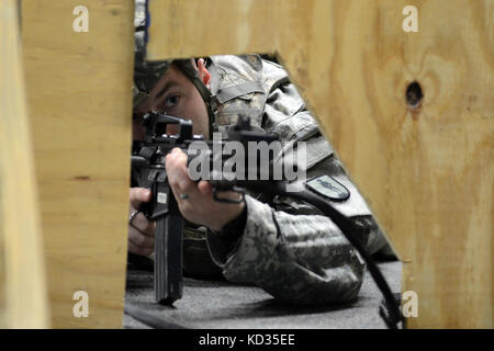 Le personnel de l'armée américaine, le sergent jesse mullinax du 218e régiment de formation, centre de formation, eastover mccrady, s.c., démontre ses règles d'engagement au cours de la région 3 à la compétition meilleur guerrier mccrady training centre, 29 avril 2013. chacun des 10 états et territoires de la région 3 a un soldat et un officier du rang qui se font concurrence sur les quatre jours de l'événement, qui mettra à l'épreuve leurs compétences militaires, du 29 avril au 2 mai. Les gagnants de la première place dans le sous-officier et soldat enrôlé catégories s'avance pour la garde nationale, du bureau de la concurrence au niveau national pour déterminer les Banque D'Images