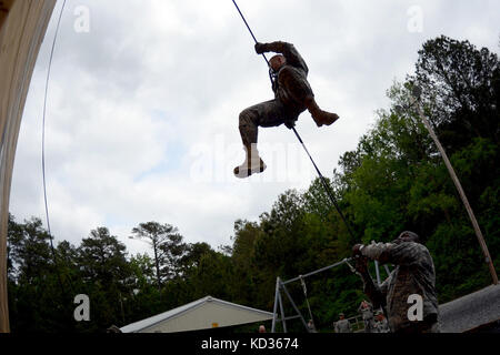 L'armée américaine spc. Carson Shelton, 129e compagnie médicale de soutien de secteur, Alabama Army National Guard, démontre sa force et d'endurance tout en achevant la victoire tour et un cours sur les compétences des compétences fort Jackson au cours de la région 3 à la compétition meilleur guerrier mccrady training centre, eastover, s.c., 1er mai 2013. chacun des 10 états et territoires de la région 3 ont un soldat et un officier du rang qui se font concurrence sur les quatre jours de l'événement qui mettra à l'épreuve leurs compétences militaires, 29 avril au 2 mai. Les gagnants de la première place dans le sous-officier et soldats catégories s'avance à la n Banque D'Images