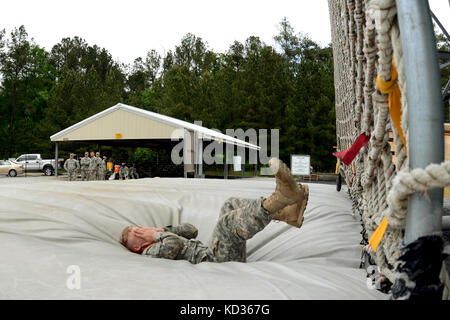 L'armée américaine spc. Carson Shelton, 129e compagnie médicale de soutien de secteur, Alabama Army National Guard, démontre sa force et d'endurance tout en achevant la victoire tour et un cours sur les compétences des compétences fort Jackson au cours de la région 3 à la compétition meilleur guerrier mccrady training centre, eastover, s.c., 1er mai 2013. chacun des 10 états et territoires de la région 3 ont un soldat et un officier du rang qui se font concurrence sur les quatre jours de l'événement qui mettra à l'épreuve leurs compétences militaires, 29 avril au 2 mai. Les gagnants de la première place dans le sous-officier et soldats catégories s'avance à la n Banque D'Images