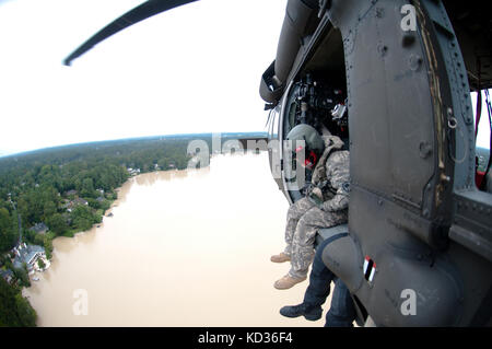 La garde nationale de Caroline du Sud UH-60 Black Hawk sc-hart équipes, partenariats avec leurs homologues de la garde nationale de Caroline du Nord, effectuez la recherche et sauvetage pour les citoyens plus de Colombie-Britannique, s.c., au cours de l'inondation historique oct. 5, 2015. dans les Midlands ont été touchées avec plus de deux pieds de la pluie, qui a dévasté de nombreuses parties de la ville et les communautés environnantes. (U.s. Army National Guard photo prise par le s.. roberto di giovine/libérés) Banque D'Images