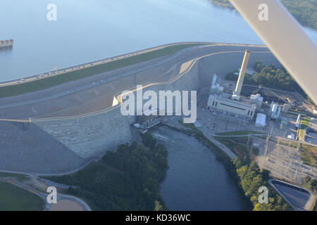 Photo aérienne du barrage du lac Murray prises depuis l'intérieur d'un avion de patrouille aérienne civile en Colombie, S.C., après des pluies diluviennes ont causé par l'Ouragan Joaquin 7 Oct, 2015. L'SCNG a été activé à l'appui de l'état et les organismes de gestion des urgences du comté et les premiers intervenants locaux comme les impacts des inondations historiques à l'échelle des comtés. En ce moment, plus de 2 600 membres de la Garde nationale de Caroline du Sud ont été activés en réponse aux inondations. (U.S. Photo de la Garde nationale aérienne d'un membre de la 1re classe Ashleigh S. Pavelek/libérés) Banque D'Images