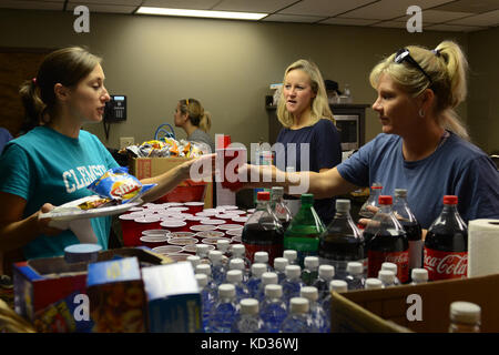 Elizabeth Teal et Louisa Adam pour servir des aliments bénévoles résidents de la Colombie-Britannique déplacés par les inondations de la Caroline du Sud au lac Murray Presbyterian Church in Chapin, S.C., le 7 octobre 2015. (U.S. Photo de la Garde nationale aérienne d'un membre de la 1re classe Ashleigh S. Pavelek/libérés) Banque D'Images