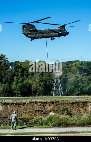 Des soldats américains du 2-238e Bataillon de l'aviation générale de soutien, Garde nationale de l'armée de Caroline du Sud, livrent des sacs de sable avec un hélicoptère CH-47 Chinook pour endiguer le canal rompu au Riverfront Canal Park à Columbia, S.C., 7 octobre 2015. La Garde nationale de Caroline du Sud a été activée pour soutenir les agences de gestion des urgences de l'État et du comté et les premiers intervenants locaux, car les inondations historiques affectent les comtés de l'État. Actuellement, plus de 2,600 membres de la Garde nationale de Caroline du Sud ont été activés en réponse aux inondations. (ÉTATS-UNIS Photo de la Garde nationale aérienne par Tech. Sgt. Jorge Intriago/R. Banque D'Images