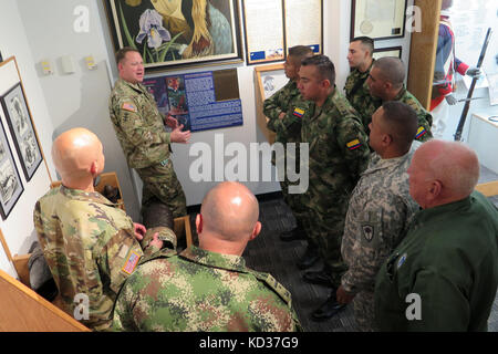 L'armée américaine. lt col. Victor brown avec la garde nationale de Caroline du Sud, explique l'histoire de gen. Francis Marion aux membres de l'armée colombienne par le sergent de la garde nationale de l'armée. 1re classe Alexander à la lombana Caroline du Sud musée militaire de la garde nationale, nov. 16, 2015. La garde nationale de Caroline du Sud a organisé un échange d'experts en la matière avec son partenaire nov. 15-21, 2015. Alors qu'en Caroline du Sud, les cinq officiers colombiens ont visité différents sites et ont rencontré leurs homologues de la garde nationale de constater les zones touchées par les inondations, et comment la Garde côtière a répondu Banque D'Images