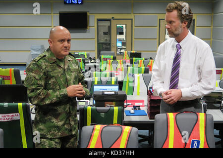 L'armée colombienne. lt col. hernando rodriguez présente jason patno, directeur de l'charleston comté Bureau de gestion des urgences, à l'aide d'une pièce après une visite de la charleston comté centre des opérations d'urgence, nov. 18, 2015. La garde nationale de Caroline du Sud a organisé un échange d'experts en la matière avec son partenaire nov. 15-21, 2015. Alors qu'en Caroline du Sud, les cinq officiers colombiens ont visité différents sites et ont rencontré leurs homologues de la garde nationale de constater les zones touchées par les inondations, et comment la Garde côtière a répondu aux côtés de premiers intervenants civils et de l'état et locales Banque D'Images