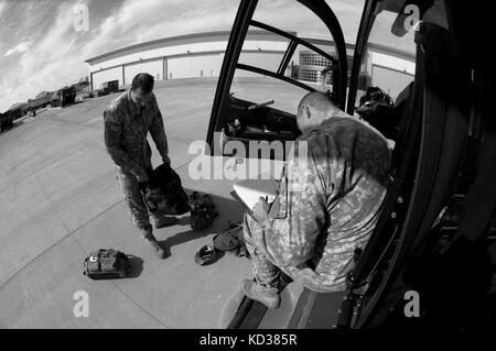 L'armée américaine cpt. jon Strickland et le sergent Brian titulaire, attribuée à la société a, la sécurité et le support st 2-151aviation battalion, L.C. (Army National Guard, procéder à des opérations de vol après un vol d'entraînement sur une luh-72A Lakota hélicoptère, Greenville, Caroline du Sud, nov.2016, 6. (Photo US Army National Guard par le sergent roby di giovine/libérés) Banque D'Images