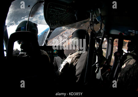 Un hélicoptère LUH-72A Lakota attribuée à la société a, la sécurité et le support st 2-151aviation battalion, L.C. (Army National Guard, survole le nord de la Caroline du Sud lors d'une mission de formation, Greenville, Caroline du Sud, nov.2016, 6. (Photo US Army National Guard par le sergent roby di giovine/libérés) Banque D'Images