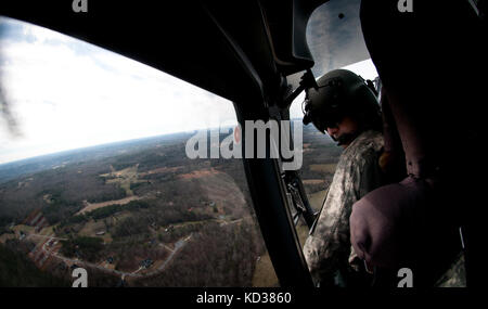 Un hélicoptère LUH-72A Lakota attribuée à la société a, la sécurité et le support st 2-151aviation battalion, L.C. (Army National Guard, survole le nord de la Caroline du Sud lors d'une mission de formation, Greenville, Caroline du Sud, nov.2016, 6. (Photo US Army National Guard par le sergent roby di giovine/libérés) Banque D'Images