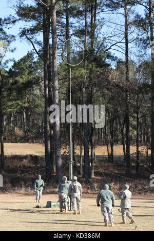 S.c. les soldats de la garde nationale, à partir de la 151e bataillon du signal, travailler en équipe pour relever une ligne de grande capacité (hclos) site fév antenne. 13, au centre de formation de mcgrady, dans le cadre de leur entraînement annuel. Le bataillon a la quasi-totalité de ses soldats sur le terrain la formation cette année, dans un emplacement centralisé, avec du personnel et des équipements proches les uns des autres au lieu de réparties à divers endroits, ce qui a résolu de nombreux problèmes de formation de l'année précédente et a donné aux soldats l'occasion de contre formation dans divers emplois et compétences. (Photo par le sgt. brad M. mincey, 108e détachement des affaires publiques Banque D'Images