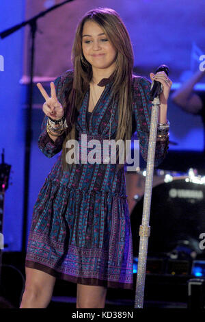 New YORK - AVRIL 08: La chanteuse Miley Cyrus se produit au "Good Morning America" d'ABC au Hard Rock Cafe le 8 avril 2009 à New York Personnes: Miley Cyrus transmission Ref: Hoo-Me.com / MediaPunch Banque D'Images