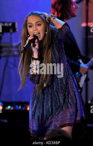 New YORK - AVRIL 08: La chanteuse Miley Cyrus se produit au "Good Morning America" d'ABC au Hard Rock Cafe le 8 avril 2009 à New York Personnes: Miley Cyrus transmission Ref: Hoo-Me.com / MediaPunch Banque D'Images