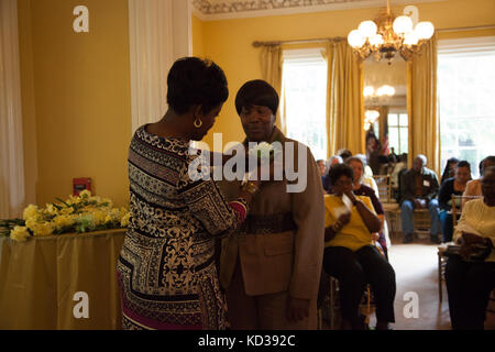 Gold Star les mères et les familles ont été honorés lors d'un rassemblement à la s.c. Governor's Mansion complexe, sept. 26, 2015. U.S. Army brig. gen. Roy c. mccarty, adjudant général adjoint pour le s. c. de la garde nationale, a été le conférencier invité pour l'événement, qui a été organisé par le services d'extension du survivant en Caroline du Sud et de la garde nationale ft. Jackson. Banque D'Images