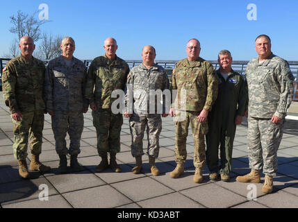 L'armée américaine le maj. gen. robert e. Livingston, jr., l'adjudant général de la Caroline du Sud, se joint à d'autres officiers généraux dans la garde nationale à la s.c. s.c. 2015 appel des dirigeants de la garde nationale tenue à l'institut d'appui du soldat à fort Jackson, Colombie-Britannique, s.c., déc. 12, 2015. De gauche à droite : u.s. army brig. gen. brad Owens, directeur de l'état-major interarmées, U.S. Air force brig. gen. Russ rushe, adjudant général de l'assistance pour l'air, de l'armée américaine le maj. gen. glenn bramhall, commandant du commandement de la défense antimissile de l'armée de l'air, Livingston, de l'armée américaine le maj. gen. Gregory batts, adjudant général adjoint des États-Unis, ai Banque D'Images