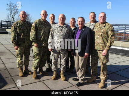 L'armée américaine le maj. gen. robert e. Livingston, jr., l'adjudant général de la Caroline du Sud, se joint à d'autres officiers généraux dans la garde nationale à la s.c. s.c. 2015 appel des dirigeants de la garde nationale tenue à l'institut d'appui du soldat à fort Jackson, Colombie-Britannique, s.c., déc. 12, 2015. De gauche à droite : u.s. army brig. gen. brad Owens, directeur de l'état-major interarmées, U.S. Air force brig. gen. Russ rushe, adjudant général de l'assistance pour l'air, de l'armée américaine le maj. gen. glenn bramhall, commandant du commandement de la défense antimissile de l'armée de l'air, Livingston, de l'armée américaine le maj. gen. Gregory batts, adjudant général adjoint des États-Unis, ai Banque D'Images