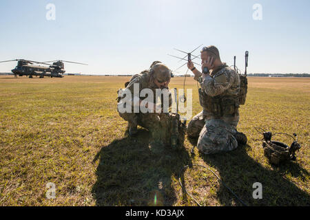 U.s. air force de contrôle aérien tactique, affecté à la 165e Escadron d'opérations d'appui aérien, la Géorgie Air National Guard, établir les communications avec les aéronefs pendant carolina thunder 14, nov. 15, 2014. En Caroline du Sud, avec la garde nationale de la Caroline du Nord, la Géorgie et le Tennessee, des unités de la Garde nationale a effectué 14, Caroline thunder une formation conjointe de l'exercice, sur une perceuse de semaine. Plus de 30 aéronefs ont participé à la messe à décoller de la base de la garde nationale mixte guess, eastover, L.C. (unités ont effectué des opérations au sol à l'air et le site de Savannah River dans la région de Aiken, l.c. la l.c. (nat air Banque D'Images