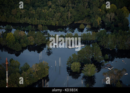 Les maisons sont submergés en raison de l'augmentation des niveaux d'eau près de Andrews, s.c., 9 oct., 2015. l'historique des inondations, ce qui a causé les dommages, la destruction et la mort tout au long de la Caroline du Sud, a été le résultat de record de précipitations au cours de ce qui était considéré comme un événement de pluie 1 000 ans livré par l'ouragan joaquin comme il est passé de la côte est. (Photo par le sergent douglas ellis/libérés) Banque D'Images