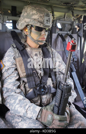 Vingt-neuf sergents de forage de l'armée américaine affecté à 1-34ème régiment d'infanterie, de participer à une simulation d'attaque contre hilton field, fort Jackson, L.C. (13 mai 2015, afin de capturer une position ennemie dans le cadre de l'unité de base de la cérémonie de remise des diplômes de formation de combat et la poursuite de la célébration de la semaine de la victoire. les sergents Percer la parade agressé après son arrivée sur le terrain de l'armée américaine quatre UH-60 Black Hawk, attribuée à la société a, 1-111ème bataillon de soutien de l'aviation générale, L.C. (Army National Guard. (U.s. Army National Guard. photo par le sgt Brian calhoun/libérés) Banque D'Images