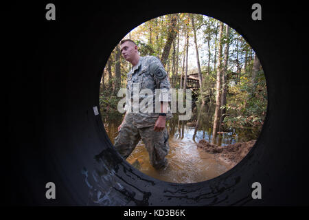 S.c. Army National Guard spc. Connor ulyatt avec le 1221St engineering company de graniteville, s.c., aligne une section de tuyau de ponceaux comme une équipe d'ingénieurs travaillent pour remplacer un ponceau emporté sur une route de comté de Lexington Gilbert, L.C. (oct. 24, 2015. soldats de l.c. Army National Guard continuent à fournir un soutien direct pour rétablir des inondations et des réparations d'urgence à la suite des récentes inondations. la garde nationale de Caroline du Sud a établi un partenariat avec les gouvernements fédéral, étatiques et locaux des organismes de gestion des urgences et premiers intervenants. (U.s. Army National Guard. photo par le sgt Brian calhoun/rele Banque D'Images