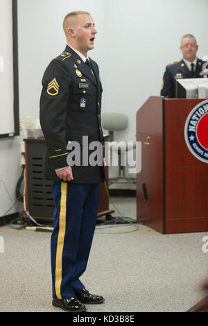 Col de l'armée américaine. stephen b. Owens a été promu au rang de général de brigade au cours d'une cérémonie à l'adjudant général de Colombie-Britannique, s.c., déc. 6, 2015. Owens sert actuellement comme directeur de l'état-major interarmées, de superviser et de diriger l'administration de toutes les communes de la garde nationale de Caroline du Sud personnel programmes appuyant la Caroline du Sud la réponse nationale et la défense nationale opérations de contingence. (U.s. Army National Guard. photo par le sgt Brian Calhoun, 108ème parution/affaires publiques) ​ Banque D'Images