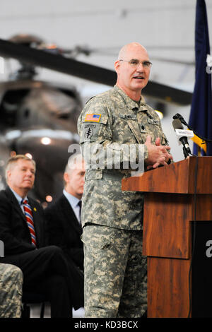 L'armée américaine. lt col. Charles Lewis, jr., commandant de la garde nationale s.c. army aviation et de soutien (CAAS), parle aux visiteurs avant de couper le ruban lors de l'ouverture officielle de la nouvelle Caroline du Sud aviation de l'armée de terre et de soutien chez Donaldson, Greenville, s.c., fév. 19, 2014. rejoindre lewis sont le maj. gen. lester eisner, adjudant général adjoint pour la garde nationale de Caroline du Sud, Caroline du Sud, membre du congrès américain trey gowdy, Caroline du Sud États-Unis sen. Lindsey Graham, membre du conseil du comté de Greenville brig. gen. (Ret.) butch kirven et dr. Keith Miller, p Banque D'Images