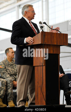 Membre du conseil du comté de Greenville brig. gen. (Ret.) butch kirven, parle aux visiteurs avant de couper le ruban lors de l'ouverture officielle de la nouvelle Caroline du Sud aviation de l'armée de terre et de soutien chez Donaldson, Greenville, s.c., fév. 19, 2014. rejoindre kirven sont le maj. gen. lester eisner, adjudant général adjoint pour la garde nationale de Caroline du Sud, Caroline du Sud, membre du congrès américain trey gowdy, Caroline du Sud États-Unis sen. Lindsey Graham, et dr. Keith Miller, président de Greenville Technical College. Le l.c. (garde nationale, en partenariat avec Greenville Technical College Banque D'Images