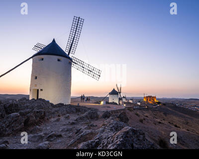 Consuegra, Espagne - le 29 juillet 2017 : les moulins à vent (molinos) à consuegra, province de Tolède, Castille la Manche, Espagne, la nuit. Banque D'Images