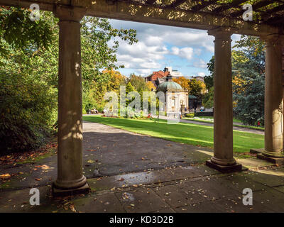 Musée royal Pump Room à partir de la terrasse à Valley Gardens Harrogate North Yorkshire Angleterre Banque D'Images