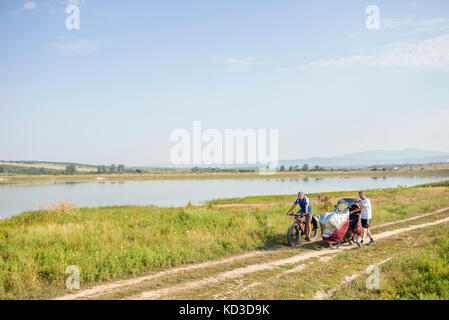 Les participants du camp annuel de location constructors pendant le rallye à vélo dans les montagnes des Carpates et de Transcarpatie, l'Ukraine le 1er - 11 août, 2017. Les participants ont pris part au rallye sur leurs véhicules d'auto-construction. il y avait 8 participants dans le camp, y compris les représentants de la République de Crimée occupés cette année. Banque D'Images