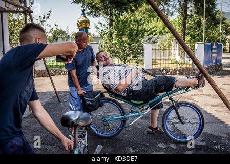 Les participants du camp annuel de location constructors pendant le rallye à vélo dans les montagnes des Carpates et de Transcarpatie, l'Ukraine le 1er - 11 août, 2017. Les participants ont pris part au rallye sur leurs véhicules d'auto-construction. Il y avait 8 participants dans le camp, y compris les représentants de la République de Crimée occupés cette année. Banque D'Images