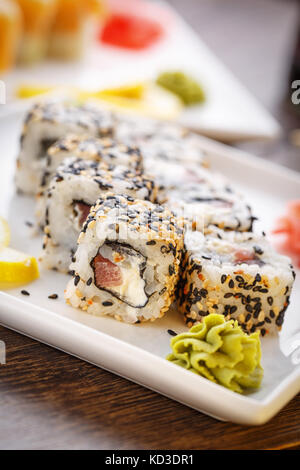 Sushis fraîchement préparés sur une table en bois. menu sushi Banque D'Images