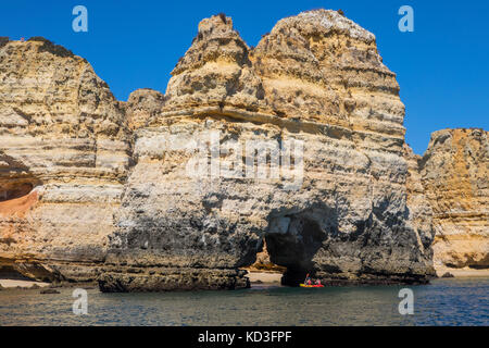 Portugal - 12 septembre 2017 : un voyage en bateau explorer les cavernes et grottes de Lagos dans l'Algarve (Portugal), le 12 septembre 2017. Banque D'Images