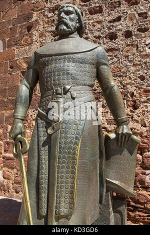 Une statue de Sanche Ier de Portugal, à l'extérieur de l'entrée principale du château de Silves dans la ville historique de Silves, au Portugal. Banque D'Images