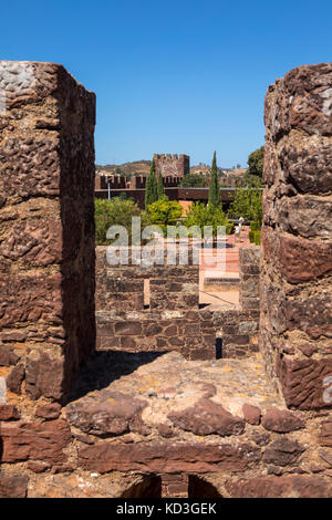 Une vue de l'enceinte du château de Silves dans la belle ville historique de Silves, au Portugal. Banque D'Images