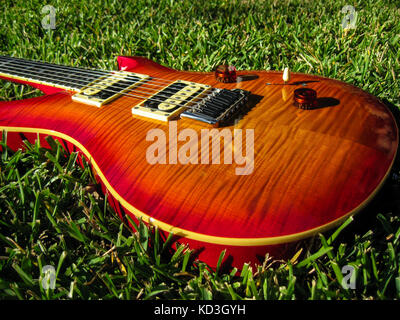 L'érable flamme prs cherry burst guitare brillants dans le soleil de l'après-midi. Banque D'Images