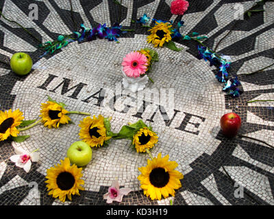 John Lennon imagine mosaïque avec des hommages de fans Banque D'Images