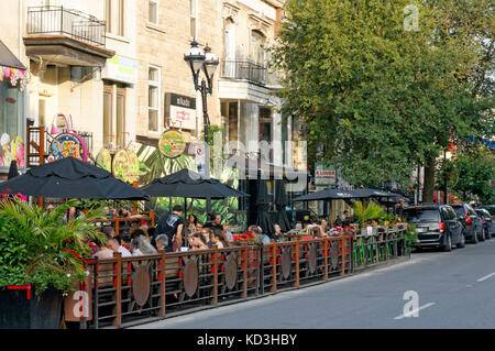 Des gens assis et de parler à des restaurants et des bistros de plein air sur la rue Saint Denis street, Quartier Latin, Quartier Latin, Montréal, Québec, Canada Banque D'Images