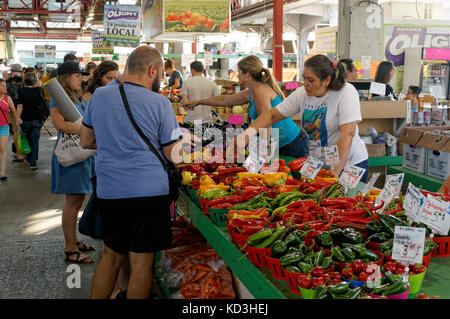 Les gens du shopping à l'étal d'un vendeur de légumes au marché public Jean Talon ou Marche Jean Talon, Montréal, Québec, Canada Banque D'Images