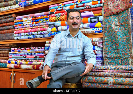 La province du Fars, Shiraz, Iran - 19 avril, 2017 : portrait d'un vendeur textile iranien dans un magasin de textile. Banque D'Images