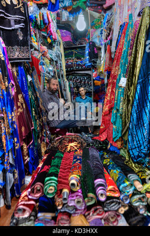 La province du Fars, Shiraz, Iran - 19 avril 2017 : deux tissus vendeur iranien assis dans la boutique textile du marché de la ville. Banque D'Images