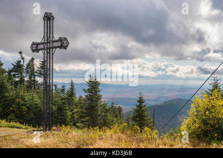 Traversez au sommet du Mont Saint-Joseph, dans le parc du Mont-Mégantic, Cantons de l'est, province de Québec, Canada Banque D'Images